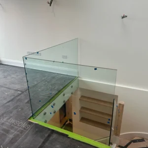 Frameless glass balustrade to London stairwell landing