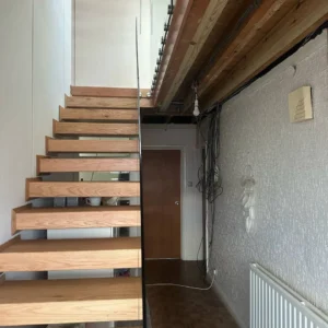 Frameless glass balustrade on floating stairs, London