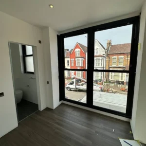 New room with floor-to-ceiling anthracite aluminium windows in London